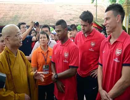 Chùm ảnh: Cầu thủ Arsenal đến thăm chùa Trấn Quốc