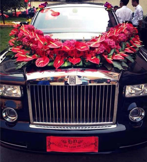 Đám cưới toàn xe “khủng” rình rang trên phố