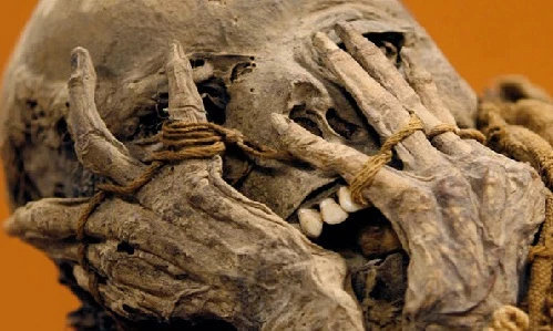 Giật mình những ngôi mộ hình mặt người trên đá cheo leo 