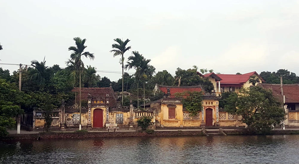 Kinh ngạc ngôi làng 200 tuổi có nhà cổ "bằng 3 nhà phố"