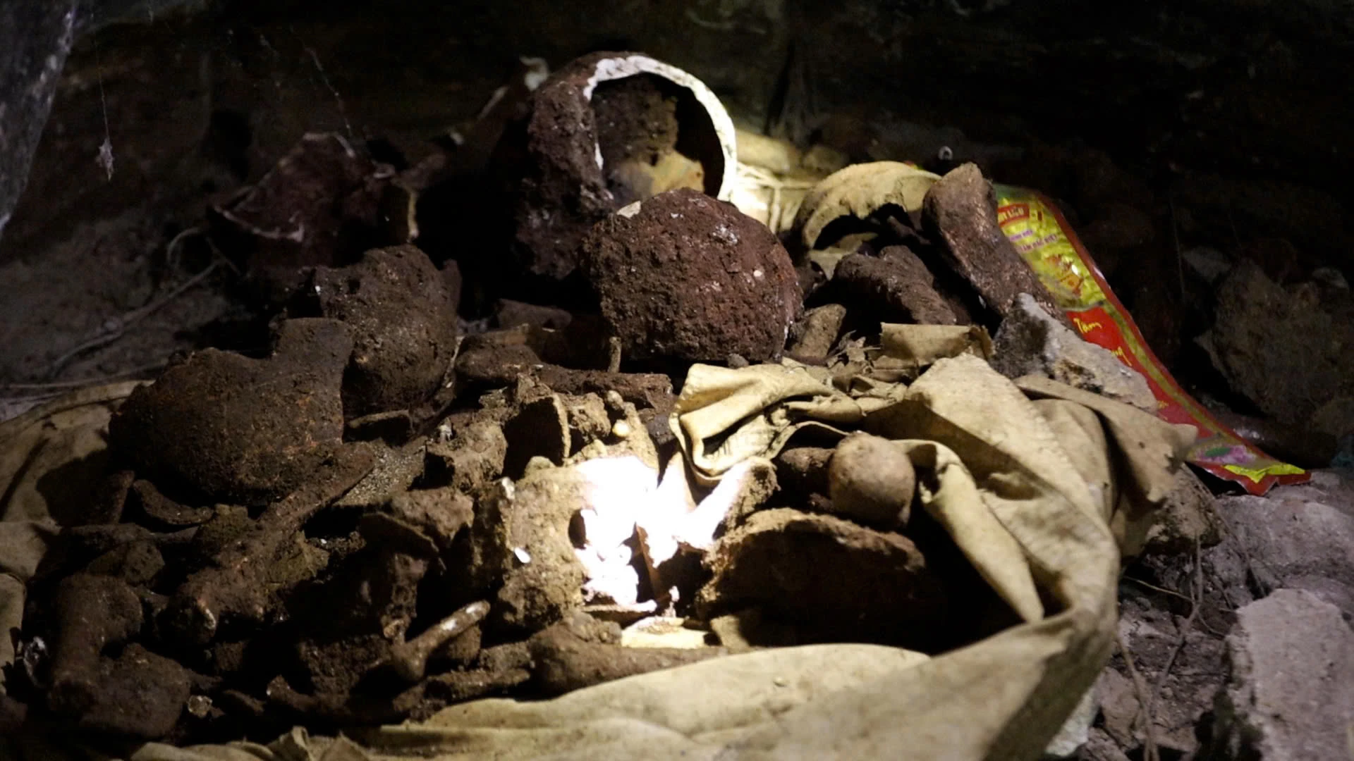 Cận cảnh hiện trường phát hiện nhiều bộ xương người trong hang đá Nghệ An 