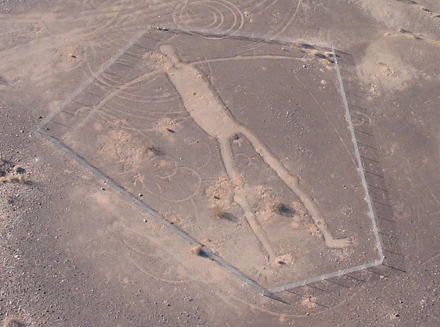 Tận mục hình vẽ khổng lồ bí ẩn ở sa mạc Mỹ