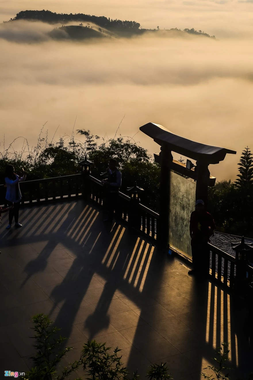 Lặng ngắm ngôi chùa trên mây đẹp khó tin ở Tây Nguyên