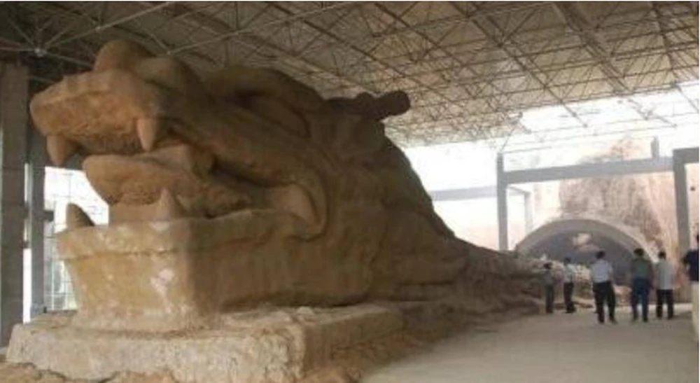 Đụng trúng "rồng thiêng" dài gần 400m, hiện trường lập tức bị phong toả