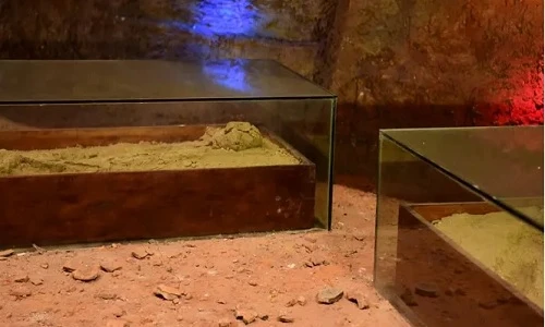 Độc đáo 2 ngôi mộ cổ ngàn năm tuổi tại Bảo tàng Hùng Vương