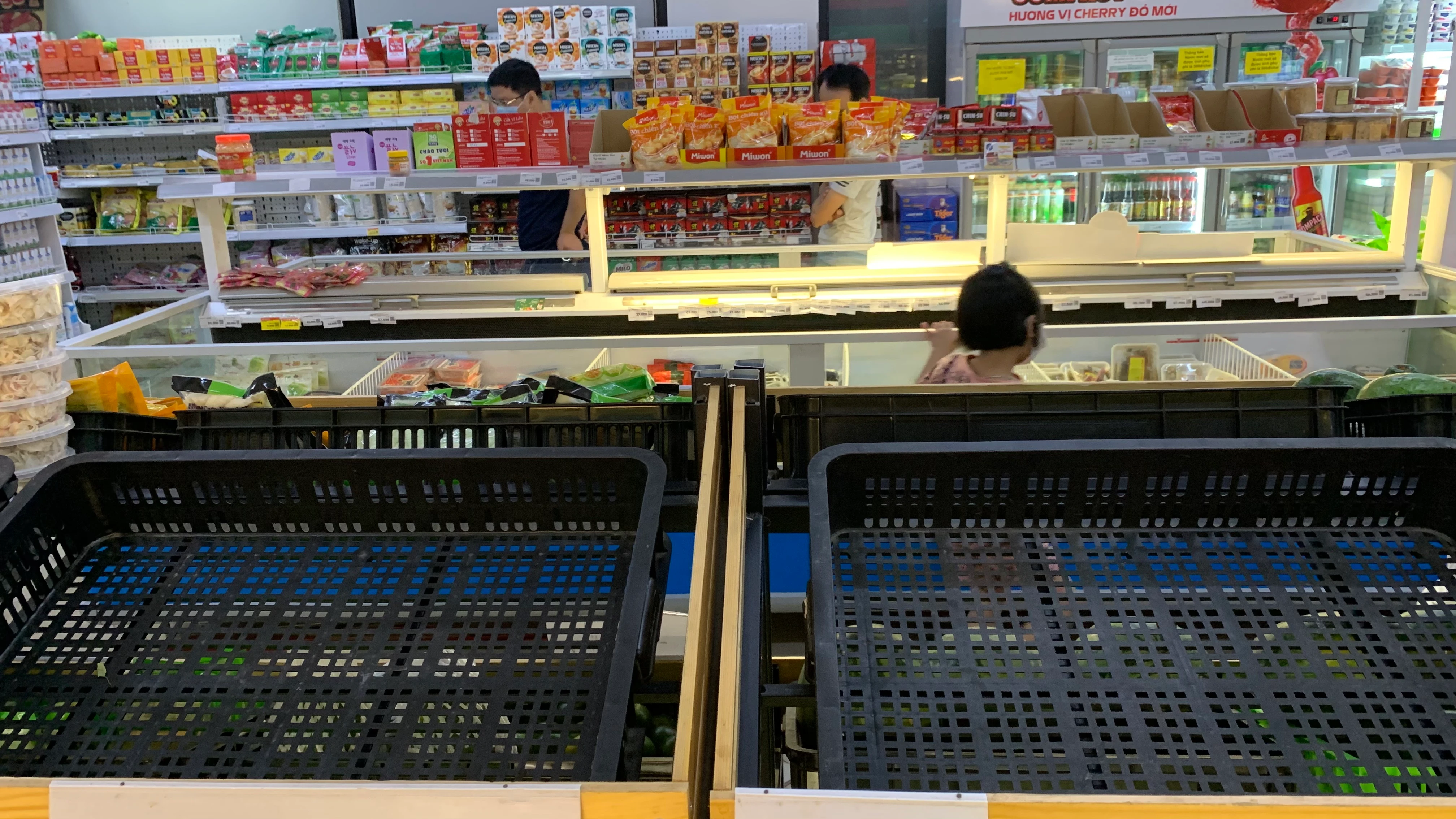 Siêu thị Hà Nội “cháy hàng” thịt cá, rau củ... người dân xếp hàng dài thanh toán