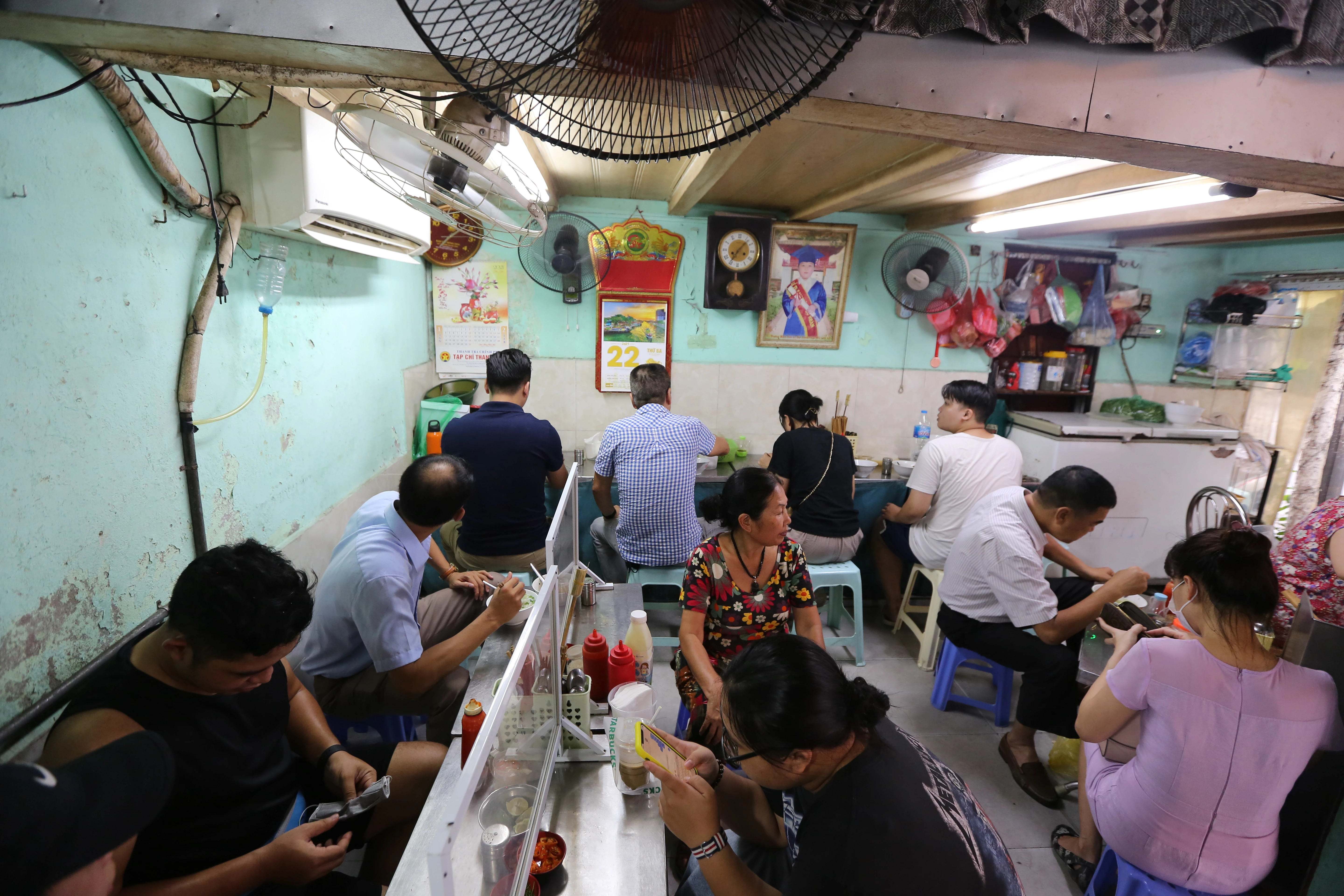 Quán hàng nhộn nhịp mở lại sáng ngày đầu Hà Nội nới lỏng