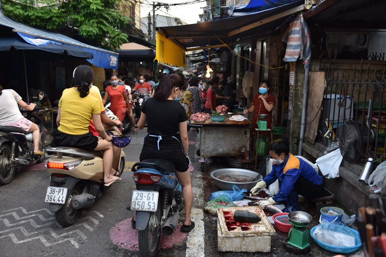 Kẻ vạch giãn cách tại chợ Tân Mai: Có cũng như không?