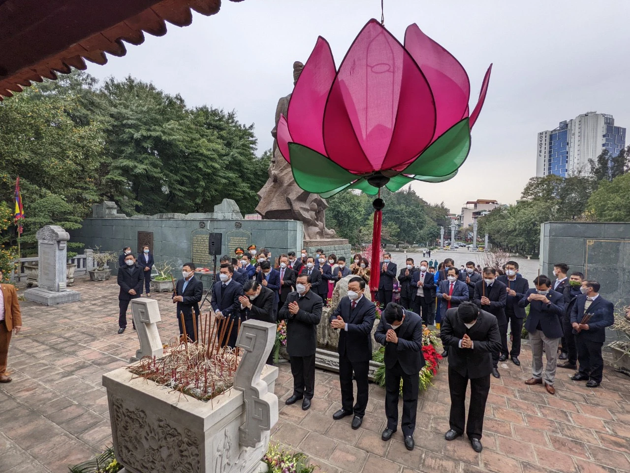 Lãnh đạo Thành phố Hà Nội dâng hương tượng đài vua Quang Trung