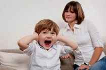 Cha mẹ nên làm gì khi trẻ cáu giận?