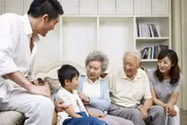 Ứng xử sao khi ông bà can thiệp việc nuôi dạy cháu