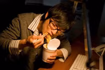 Sức khoẻ giảm sút do thói quen ăn khuya