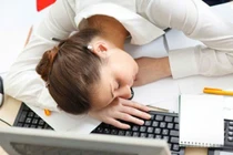 Nguy cơ sức khỏe tiềm ẩn từ thói quen làm việc nhiều với máy tính