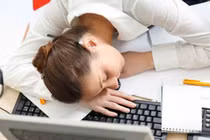 Nguy cơ sức khỏe tiềm ẩn từ thói quen làm việc nhiều với máy tính