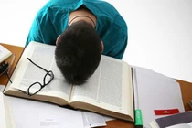 Cha mẹ tinh ý sẽ giúp con vượt qua trầm cảm học đường