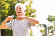 Chọn bài tập phù hợp giúp người cao tuổi sống khỏe mỗi ngày