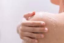 Thực hư chuyện tắm nước lạnh để tăng đề kháng