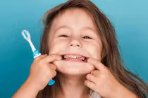 Nguyên nhân khiến trẻ bị sâu răng dù đánh răng đều đặn