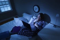 Làn da báo động khi bạn thường xuyên ngủ muộn