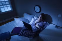 Làn da báo động khi bạn thường xuyên ngủ muộn
