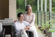 Sau tuổi 50, hạnh phúc hôn nhân nằm ở sự gắn bó bình dị