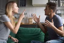 Khi đồng tiền có thể làm lung lay mái ấm