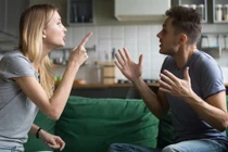 Khi đồng tiền có thể làm lung lay mái ấm