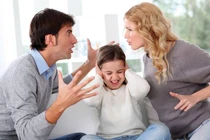 Cha mẹ cãi nhau trước mặt con, ảnh hưởng tâm lý đến trẻ