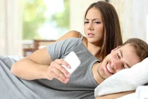 Nên giữ hay buông khi bạn đời kiểm soát quá mức