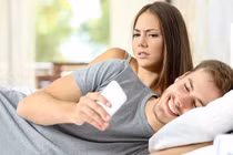 Nên giữ hay buông khi bạn đời kiểm soát quá mức