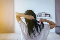 Vì sao không nên để tóc ướt khi ngủ?