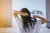 Ngủ khi tóc ướt, bạn đang tự hại mình mà không biết