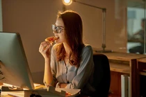 Ăn đêm thường xuyên, nhiều hệ lụy sức khỏe