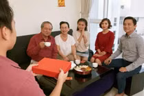 Gia đình sui gia không hợp nhau, vợ chồng nên làm gì?