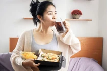 Ăn sau 8 giờ tối có thật sự gây tăng cân?