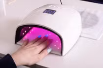 Vì sao da tay nhanh sạm, khô sau khi làm móng gel?