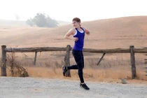 Đi bộ ngược có thật sự tốt cho xương khớp?