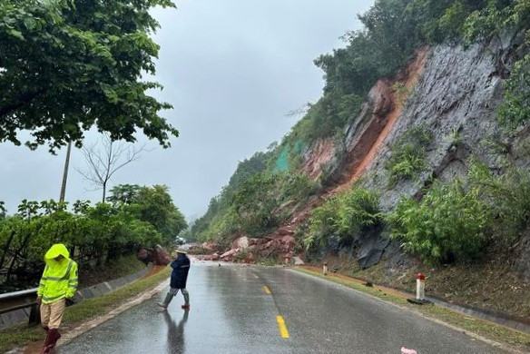 Chiều cùng ngày, tại Km203 Quốc lộ 6, cũng đã xảy ra một vụ sạt lở khiến giao thông bị tê liệt cục bộ.