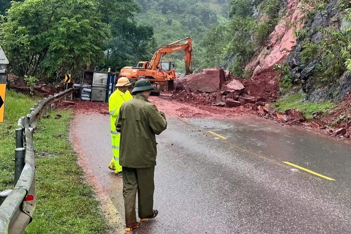 Ngay sau đó, cơ quan chức năng đã có mặt kịp thời giúp đỡ những người bị nạn và đảm bảo an toàn giao thông.