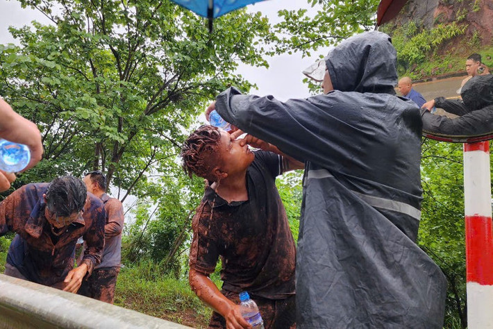 Những người gặp nạn bị bùn đất dính lên khắp cơ thể.
