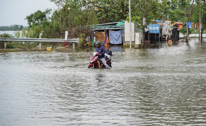 Các phương tiện chật vật giữa "biển nước".