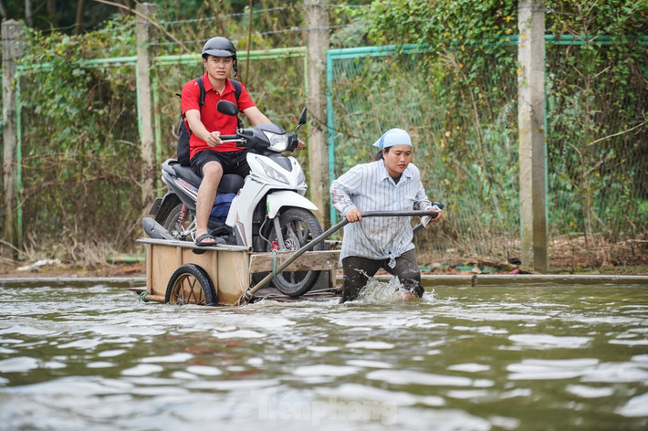 Anh Phan Công Minh (Ba Đình, Hà Nội) làm việc tại khu Công nghệ cao Hoà Lạc, hàng ngày đi qua đây, anh đều mất 50 nghìn tiền phí vận chuyển. "Cả tuần qua tôi đều mất tiền để thuê người chở qua chỗ ngập, ước tính cũng phải gần 500 nghìn rồi", anh Minh nói.