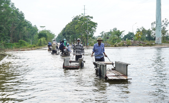 Những người kéo xe tại đây cho biết, nước ở khu vực gầm cầu dân sinh số 19 này đã ngập hơn 2 tuần qua, có lúc nước cao hơn bụng.