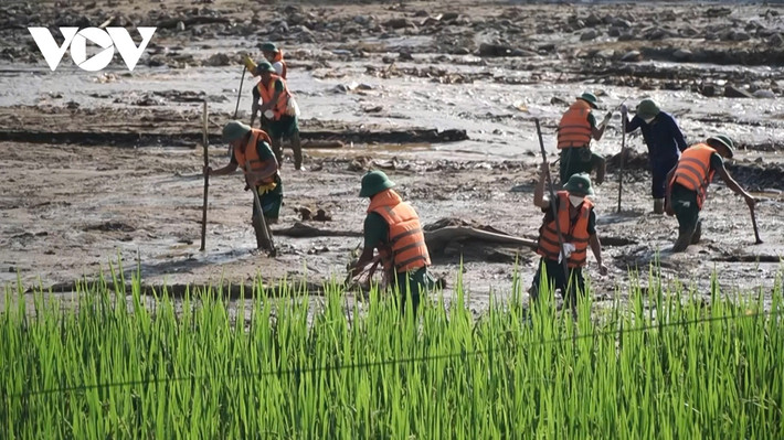 Trong số những người tham gia công tác cứu hộ, cứu nạn tại vùng lũ Làng Nủ, có nhiều trường hợp cán bộ, chiến sĩ ở Lào Cai nhà cũng bị ngập, sạt lở, cuốn trôi.