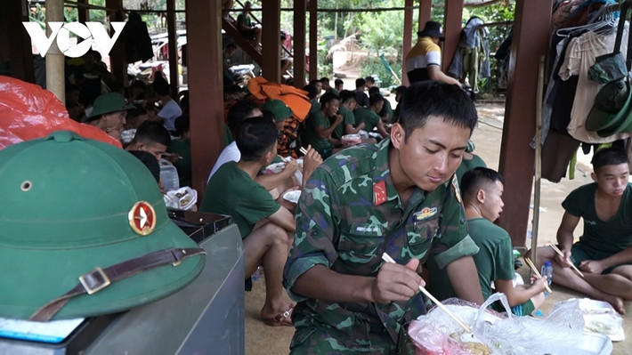 Sau những bữa ăn tạm, giấc ngủ trưa chớp nhoáng, những người hùng thầm lặng tiếp tục chia ra nhiều khu vực tìm kiếm.