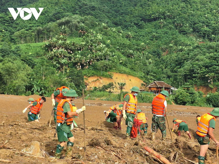 4 ngày dầm mình trong bùn đất, trong điều kiện thời tiết nắng gắt, bới từng gốc cây, lật từng tảng đá tìm kiếm nạn nhân mất tích.