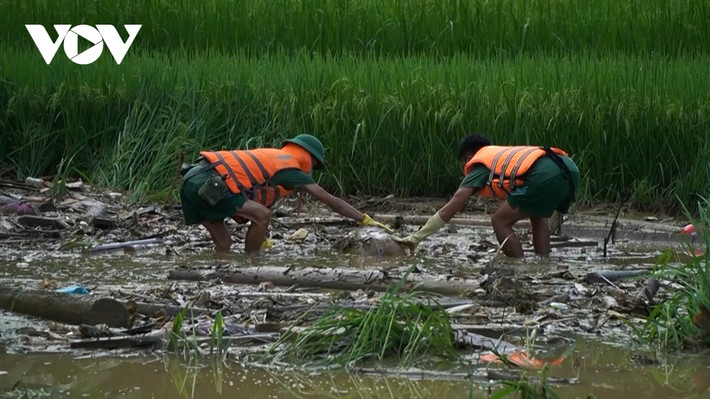 Chiến sĩ các lực lượng vũ trang luôn gắng sức, quên mình, bởi giúp bà con vùng lũ chính là nhiệm vụ chiến đấu trong thời bình.