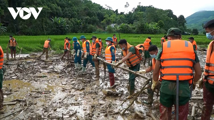 Dưới lớp bùn đặc quánh này có nhiều vật sắc nhọn nhưng lực lượng vẫn khẩn trương công tác tìm kiếm