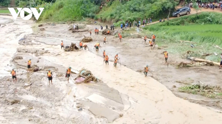 Nhưng tất cả đã gác lại công việc gia đình, cùng đồng đội ngày đêm dầm mình thực thi nhiệm vụ, trở thành chỗ dựa, niềm động viên, cổ vũ lớn lao cho đồng bào vùng lũ Làng Nủ sớm vượt qua đau thương, mất mát.
