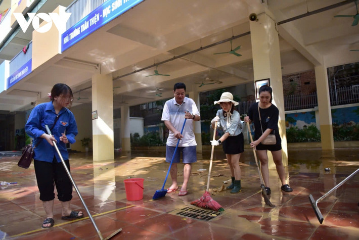 Tại trường Tiểu học Phúc Tân, trước đó cũng bị ngập sâu trong nước. Sáng nay, các thầy cô giáo, nhân viên trong trường bắt tay cùng dọn dẹp để sớm đón các em học sinh trở lại trường học.